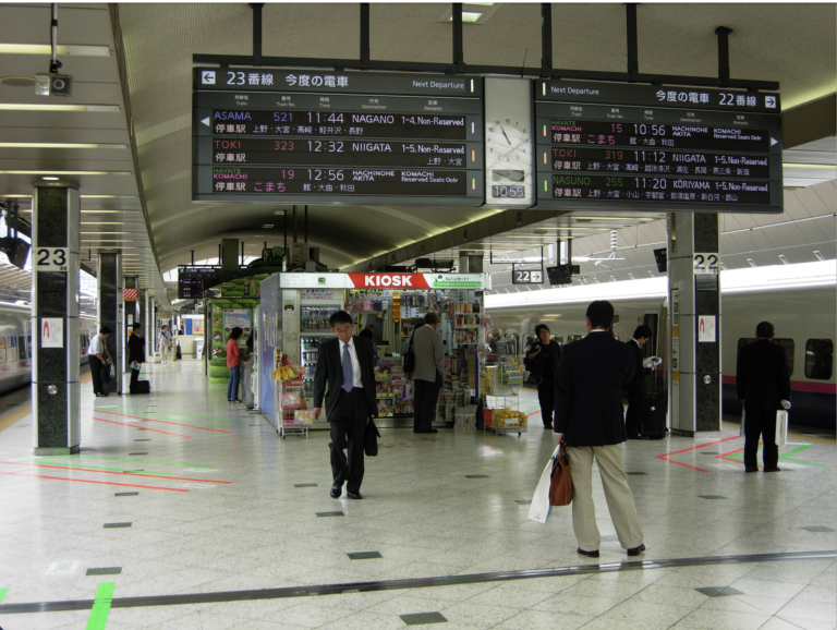 Voyageurs dans la gare de Tokyo.
