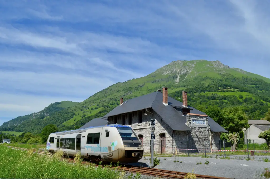La gare de Bedous est devenue une simple halte. Heureusement, on peut maintenant y déguster toutes sortes de délices.