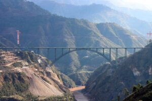 Le pont Chenab domine la rivière éponyme.