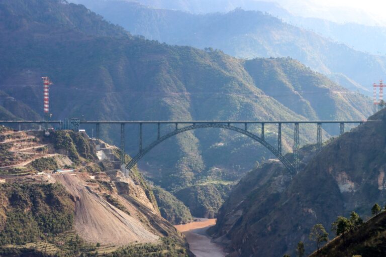 Le pont Chenab domine la rivière éponyme.