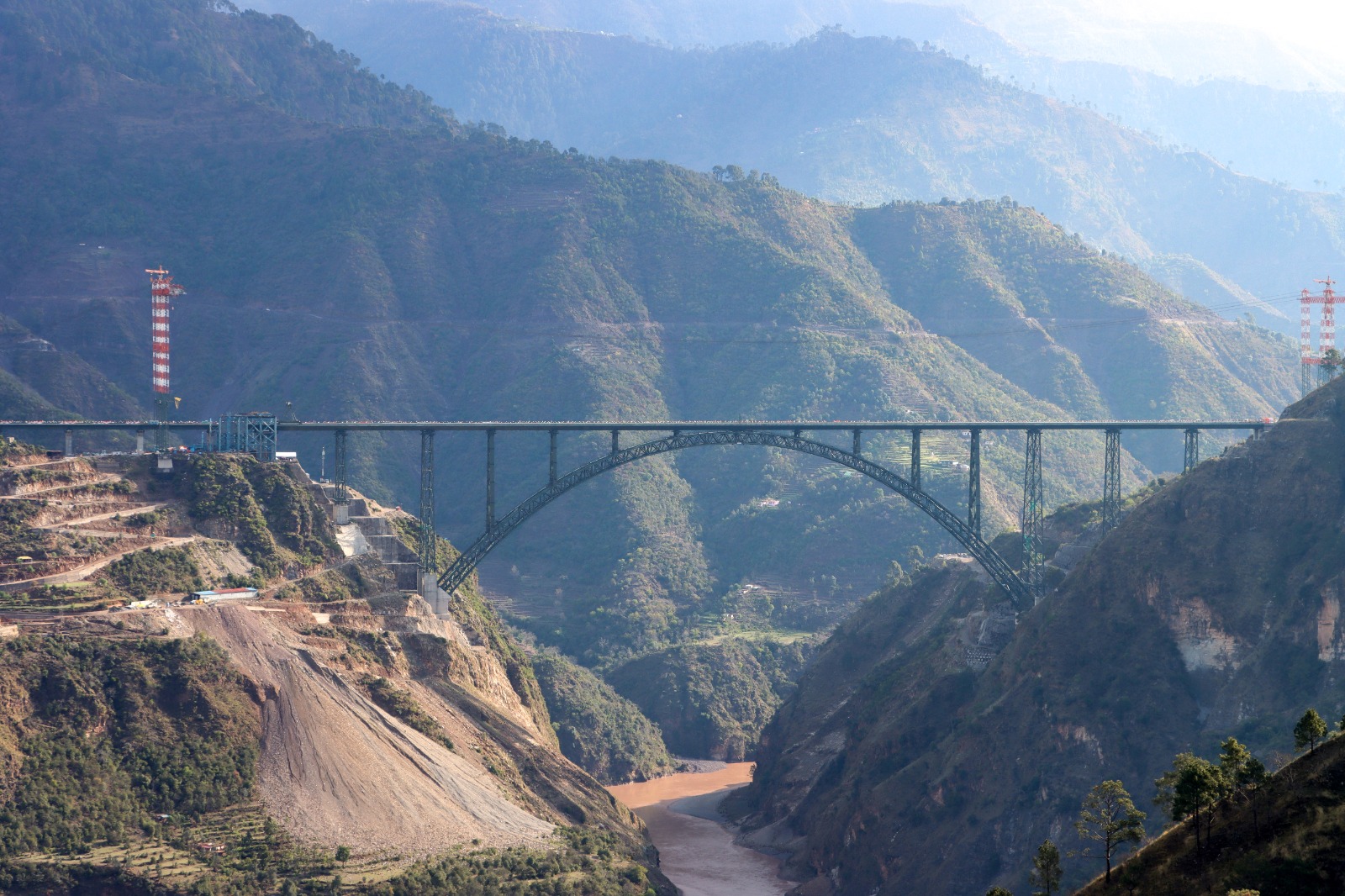 Le pont Chenab domine la rivière éponyme.