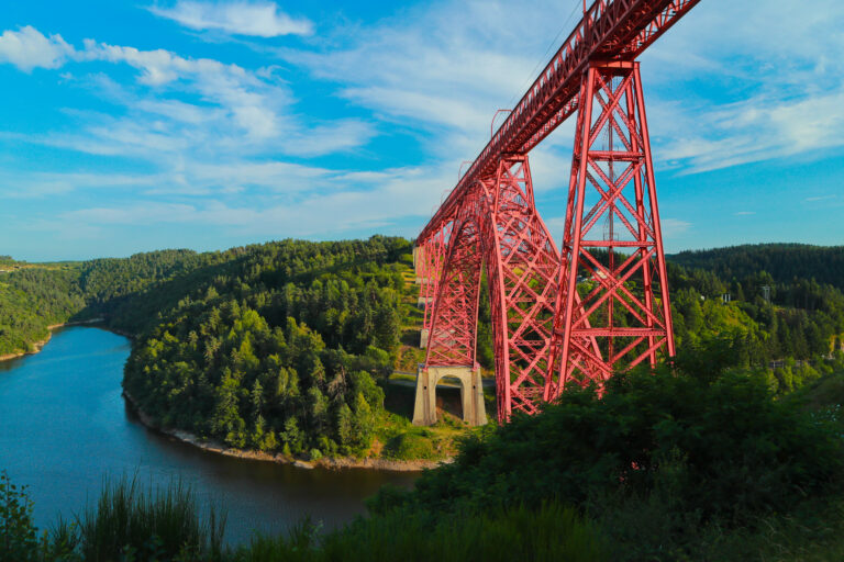 Le viaduc de Garabit, une merveille d'ingénierie.