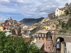 Le train arrive en gare de Vernazza.