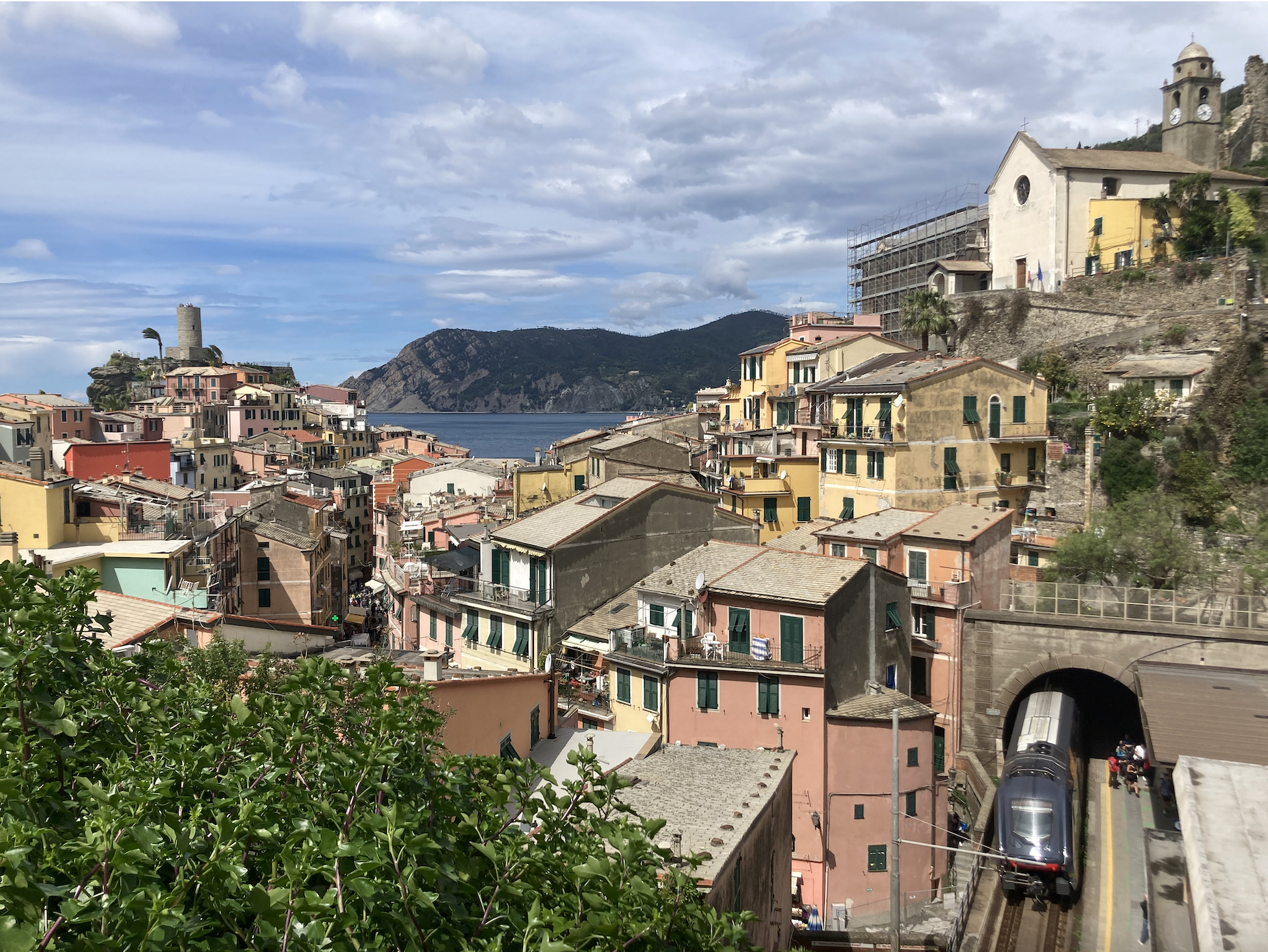 Le train arrive en gare de Vernazza.