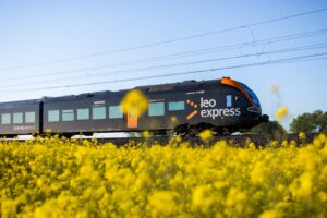 Un train Leo Express au printemps.