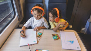 Deux enfants profitent des audios Trainline x Yoto.